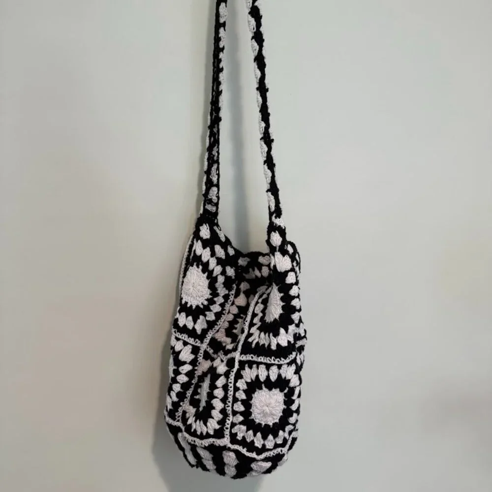 Urban Outfitters Crochet Black and White Bag - Picture 4 of 4